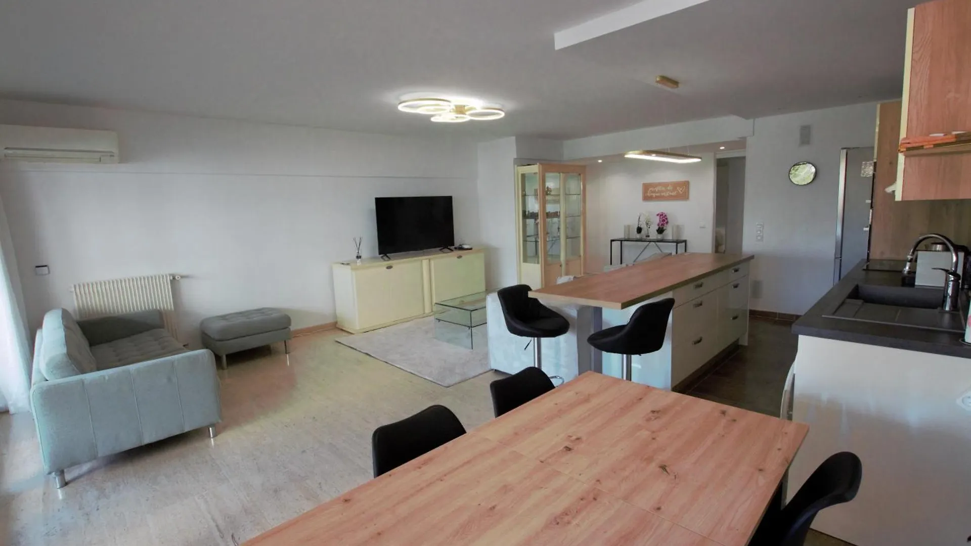 Cannes Palm Beach - Fully Fitted Apartment - 2 Bedrooms 0*,  France